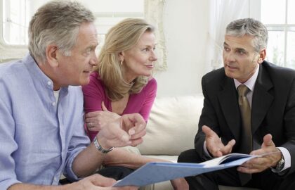 Couple discussing with a Professional